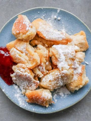 Een bord met kaiserschmarrn en jam.