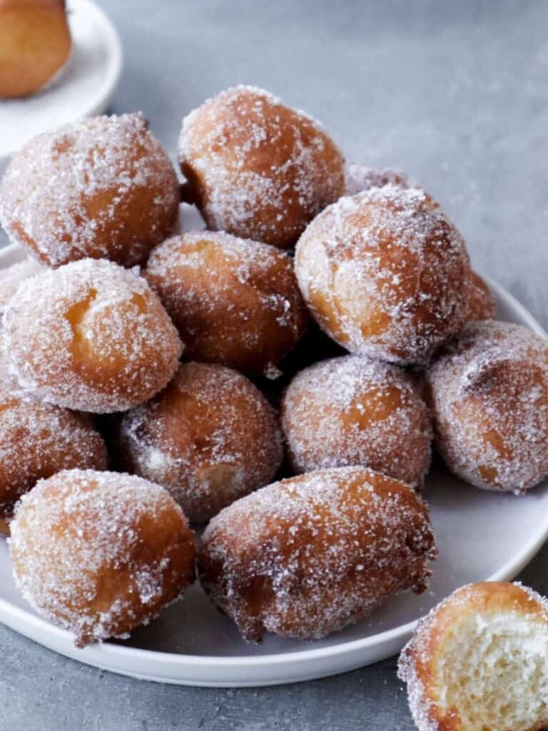 Kwarkbollen met een grijze achtergrond in suiker gerold