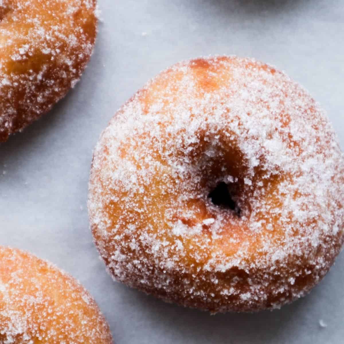 close up van een donut op een licht grijze achtergrond