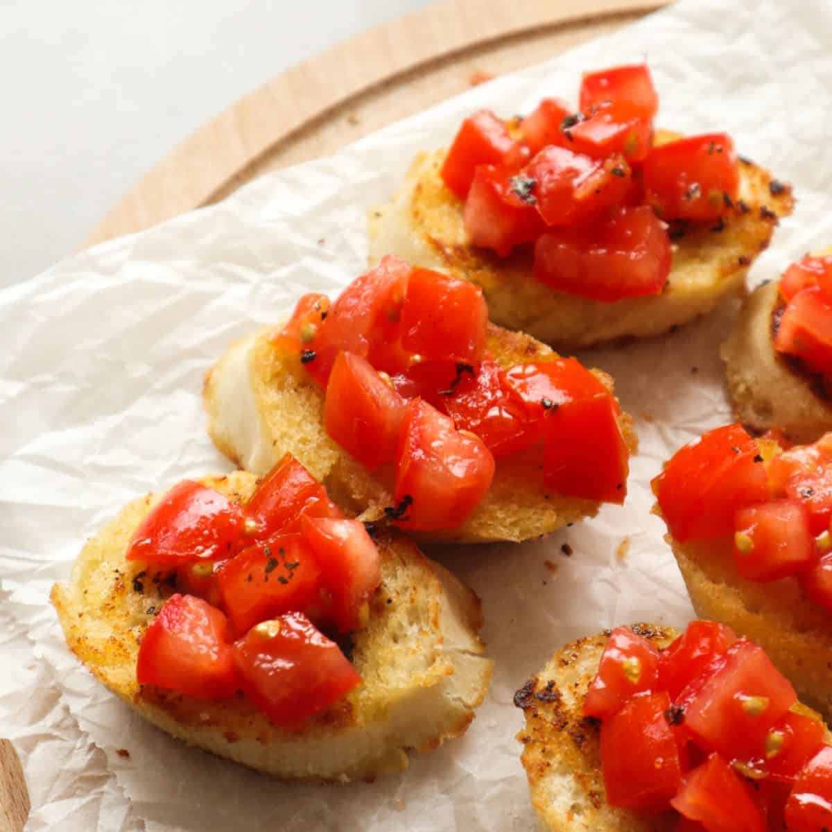 tomaat bruschetta op een stukje bakpapier