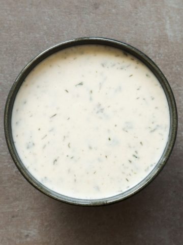 ranch dressing met dille, peterselie en bieslook in een schaaltje