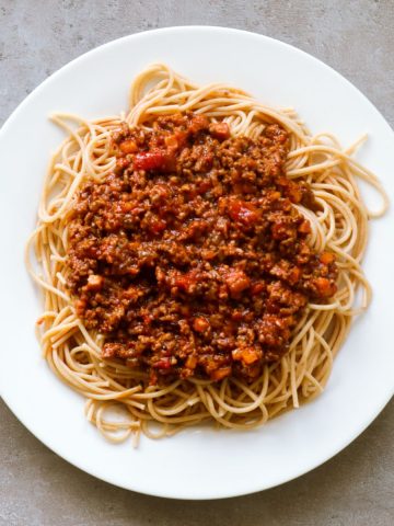 een overhead shot van zelfgemaakte bolognese saus