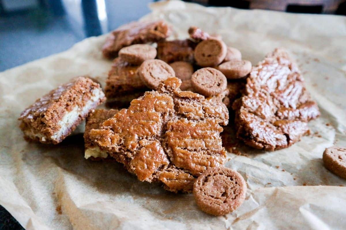 een hoopje pepernoten, speculaas en gevuld speculaas op bakpapier