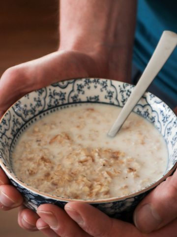 Overnight oats maken is makkelijk met dit recept. Op de foto zie je een schaal met havervlokken geweekt in melk