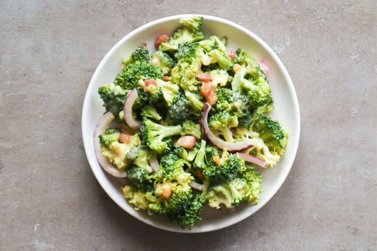 Broccoli salade op een wit bord