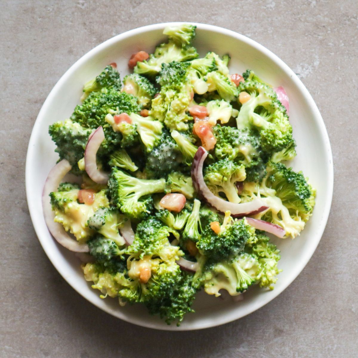 Een overhead shot van een salade op een bord