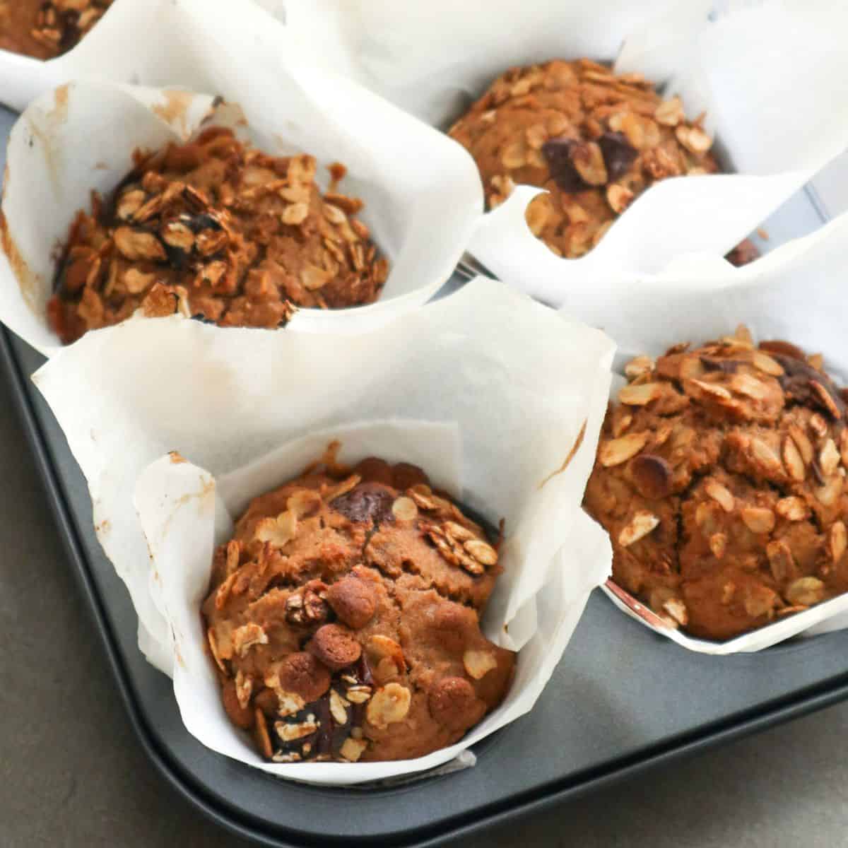 Vier Sinterklaas muffins in een bakblik.