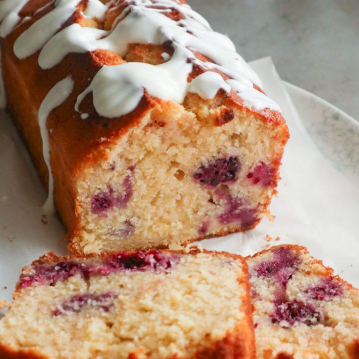 Een cake met bramen, citroen en Griekse yoghurt.